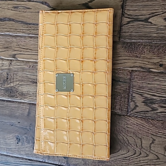 Miche Bag with 2 Covers and an Additional Set of Straps - Picture 3 of 8